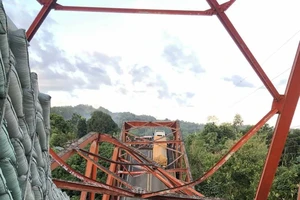 Cầu Piggatan (Philippines) sập hôm 6-10 khi ít nhất 3 xe chở quá tải đi qua cùng lúc. Ảnh: RAPPLER