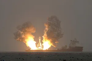 Tên lửa đẩy Gravity-1 được phóng từ tàu chuyên dụng trên biển Hoàng Hải hôm 11-10. Nguồn: TÂN HOA XÃ