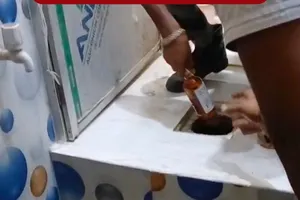 Cảnh sát tại bang Bihar (Ấn Độ) khám xét, phát hiện đối tượng Bikki Kumar đào hầm ngay cạnh bồn cầu, giấu 29 chai rượu lậu. Nguồn: NDTV