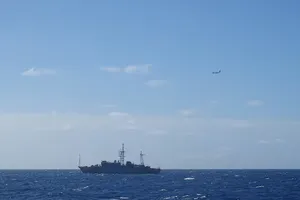 Mỹ điều tàu và máy bay giám sát tàu tình báo Nga lại gần Hawaii