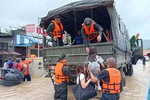 Lũ lụt Thái Lan: 33 người thiệt mạng, tàu sân bay vào cuộc