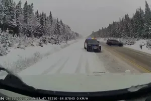 VIDEO: Hoảng hồn xe mất lái do tuyết suýt tung cảnh sát 