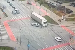 Xe container di chuyển mất kiểm soát giữa giao lộ ở Moscow (Nga) sau khi tài xế đột tử. Nguồn: TELEGRAM/Irina Volk