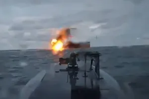 Video từ camera gắn trên một thiết bị mặt nước tấn công tàu chở dầu Dashan hôm 10-12. Ảnh chụp màn hình: UKRINFORM