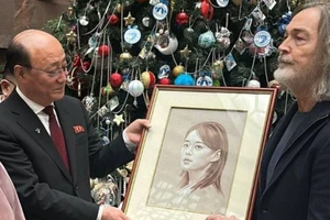 Đại sứ Triều Tiên Sin Hong-chol (trái) thay mặt bà Kim Yo-jong nhận quà từ bà Maria Zakharova. Ảnh: TELEGRAM/Maria Zakharova