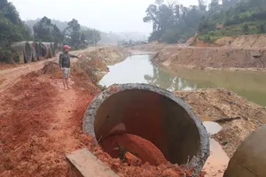Thủy điện gây sạt lở ruộng đồng nhưng chưa bồi thường