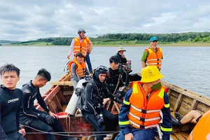 Đội cứu hộ tổ chức tìm kiếm nạn nhân trên lòng hồ thủy điện Vĩnh Sơn