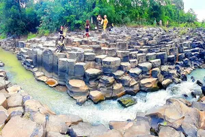 Suối đá cổ bị san lấp đất đã được khôi phục hiện trạng