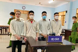 Nhóm thanh niên chém 'trai lạ' đến tán gái làng