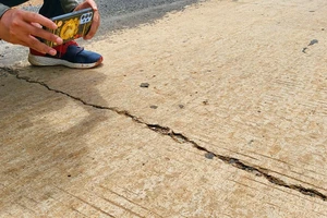 Tỉnh lộ vốn đầu tư 500 tỉ chưa làm xong đã nứt mặt đường