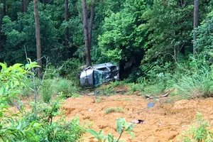 Giải cứu đôi nam nữ cùng xe ô tô lao xuống vực trong lúc nghỉ đêm