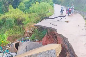 Mưa kéo dài, nhiều tuyến đường ở huyện Tu Mơ Rông sạt lở