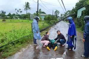 1 phụ nữ tử vong sau khi tông vào trụ điện ngã nghiêng ra đường