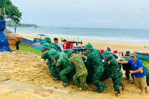 Bình Định: Bão tan, công nhân viên làm việc lại từ chiều nay