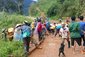Kon Tum: Đẩy nhanh khắc phục đường sá hư hại do bão số 4