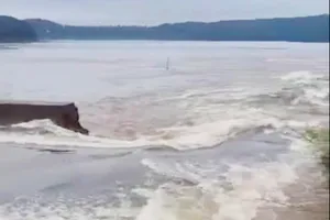 Đập tràn ngăn chia hồ thủy lợi Biển Hồ bị vỡ