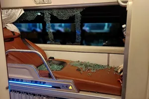 1 xe khách bị ném đá vỡ kính khi qua tỉnh Kon Tum