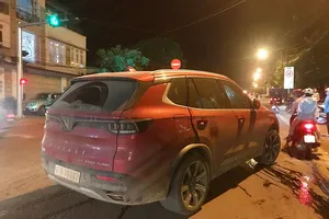 Tài xế say xỉn tông 3 xe máy dừng đèn đỏ, một người tử vong