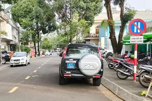 Có biển báo cấm, xe biển xanh vẫn ngang nhiên đậu