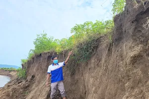 Bất lực nhìn sông Ba sạt lở, 'nuốt' đất