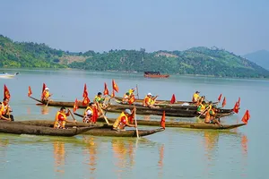 Độc đáo đua thuyền độc mộc trên sông Pô Cô
