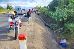 Va chạm với xe khách, một người đàn ông đi xe máy tử vong