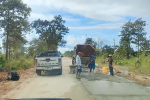 Buộc thi công lại đường vừa làm đã hỏng 