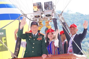 Anh hùng Phạm Tuân 'tái hiện' màn bay vào vũ trụ với học sinh