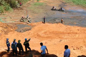 Kon Tum: Yêu cầu điều tra nguyên nhân vỡ hồ nước thải khiến 1 người chết 
