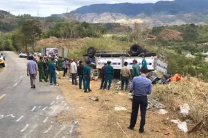 Xe chở hàng từ thiện bị lật trên đèo Văn Rơi, 3 người thương vong