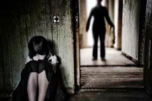 3 thanh niên đang làm bậy với thiếu nữ thì gặp công an đi tuần