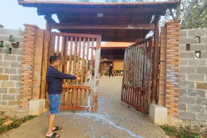 1 nhà báo bị tạt sơn trộn mắm tôm vào cổng nhà