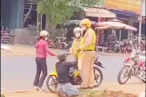 Lý do nam thanh niên quỳ gối trước CSGT lan truyền trên mạng 