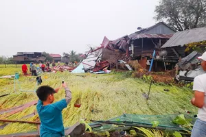 Mưa giông, gió lốc làm tốc mái hàng trăm nhà dân