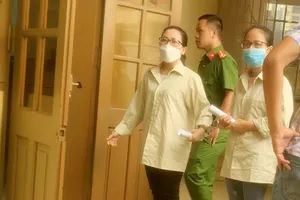 Cựu nhân viên ngân hàng lừa đảo, lấy tiền mua tài sản chuyển cho người thân