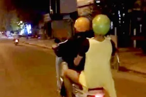 Người chở nam thanh niên mặc váy chạy bốc đầu xe bị phạt hơn 10 triệu đồng