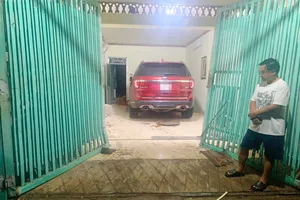 Camera ghi cảnh ô tô chạy lùi tông sập tường nhà dân