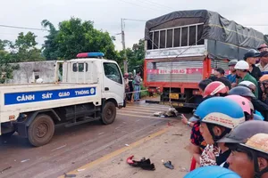 Clip xe tải tông vợ chồng và con trai tử vong