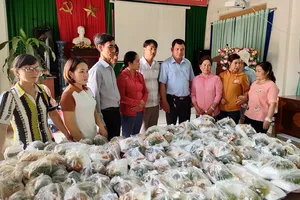 Dân góp gạo nấu cơm giúp ấm lòng chiến sĩ giữ an ninh trật tự ở Cư Kuin