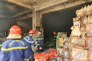 Cảnh sát xuyên đêm dập đám cháy kho hàng ở Bình Định