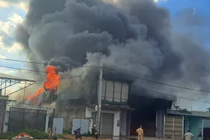 Gia Lai: Cháy kho hàng, khói ngút trời