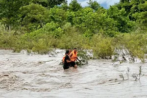 Giải cứu 2 trẻ em mắc kẹt giữa dòng nước lũ