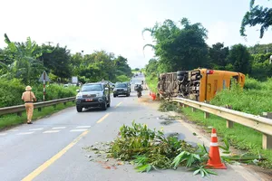 Va chạm xe máy bên đường, 4 người trên xe khách bị thương, 1 người tử vong 