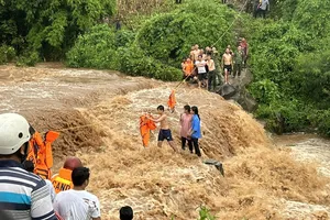 Lực lượng cứu hộ giải cứu 3 học sinh bị kẹt giữa suối ở Gia Lai