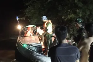 Nửa đêm đưa sản phụ từ vùng bị lũ cô lập đến bệnh viện