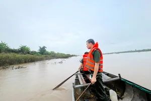 1 phụ nữ ở Gia Lai nghi nhảy sông tự tử, để lại xe máy và đôi dép trên cầu