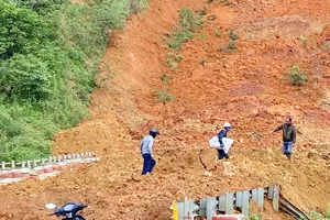 Đèo Lò Xo bị sạt lở, 700 m3 đất đá đổ ập xuống gây tắc đường Hồ Chí Minh 