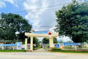 Kon Tum: Trường 'giữ' tiền của giáo viên, phụ huynh trái quy định