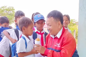 Thầy giáo 'lấp đầy cái bụng đói' cho trò nghèo