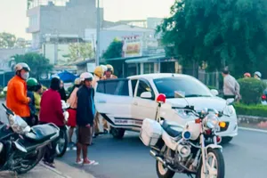 Hai CSGT kịp thời giúp sản phụ đang chuyển dạ bên đường